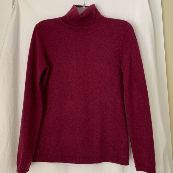 Garnet Hill 100% cashmere turtleneck sweater in mulberry - Picture 1 of 6
